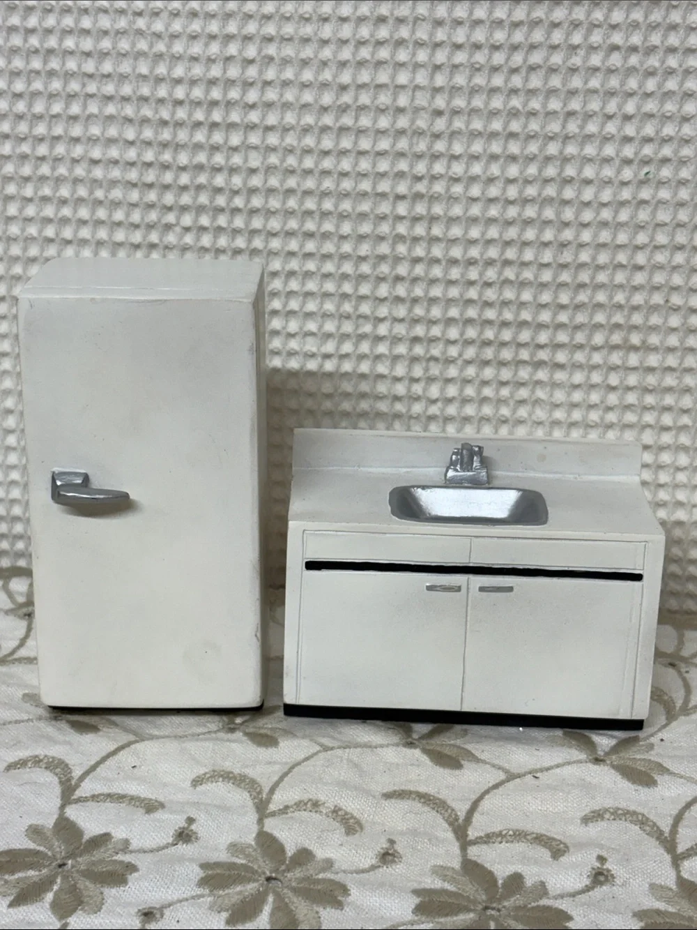 Dollhouse kitchen set